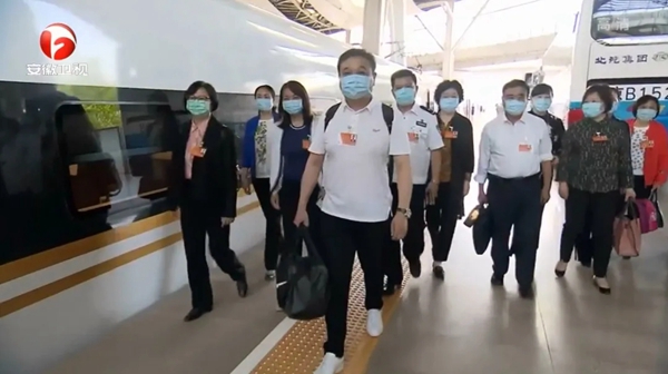 榮事達集團董事長潘保春等百余位全國人大代表抵達北京 榮事達集團董事長潘保春等百余位全國人大代表抵達北京