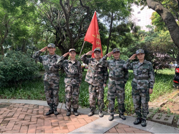 楊格鎖業(yè) 穿上軍裝的他們，英姿颯爽