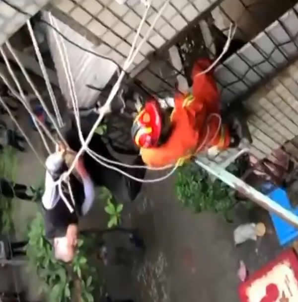 為什么要給父母買一把指紋鎖？這兩個忘帶鑰匙的新聞就是答案