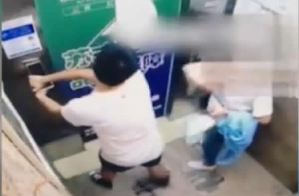 電梯里的指紋鎖遭到惡意拆除，這其實(shí)隱含著指紋鎖濫用的問題