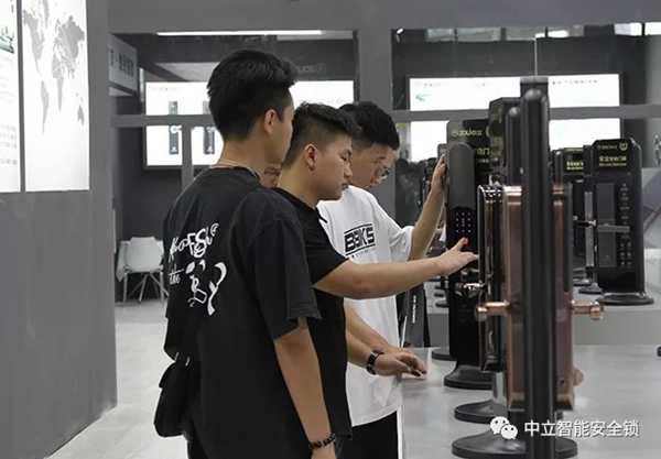中立智能鎖五重安全防護智能鎖驚艷亮相中國建博會（廣州）
