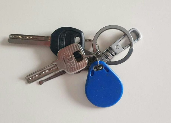 網上說小偷一分鐘打開指紋鎖，我還要不要買？