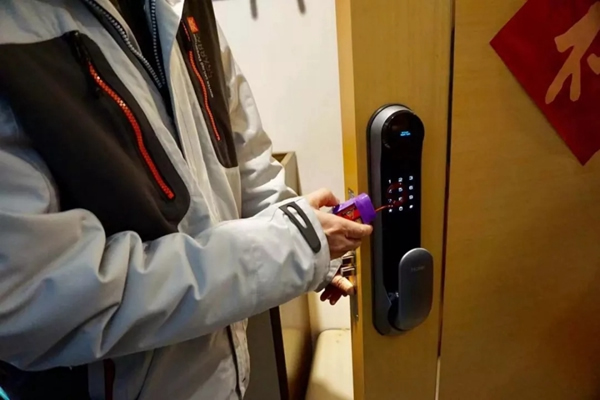 海爾智慧家居智能鎖貼心安全，治愈強迫癥