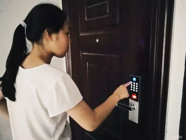 豪力士智能指紋鎖：如果你也經常忘帶鑰匙，就裝一把智能鎖吧！