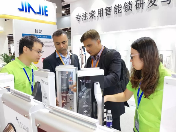 六孚攜大拉手、Z系列三款推拉鎖“踢館”上海五金展