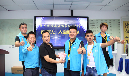 德犬體驗店成功案例：年輕人創(chuàng)業(yè)選擇比努力更重要！