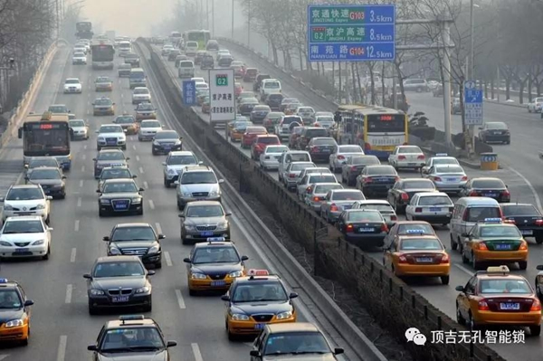 頂吉智能鎖：三問(wèn)“西安最嚴(yán)限行”，官方否認(rèn)強(qiáng)制報(bào)廢，律師稱打擊私家車