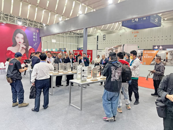 匯泰龍驚艷亮相佛山門窗博覽會暨定制家居博覽會! 匯泰龍驚艷亮相佛山門窗博覽會暨定制家居博覽會!