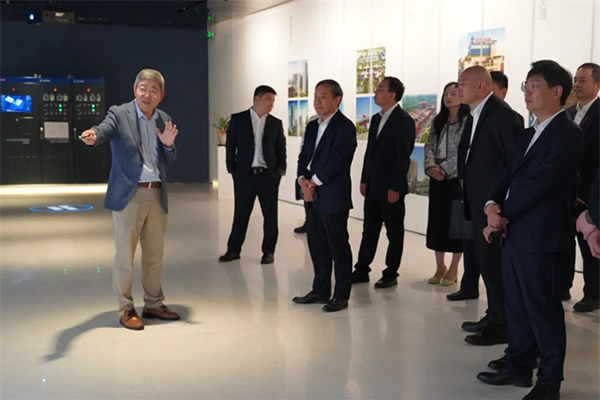 “很智能!” 中建四局黨委書記、董事長易文權(quán)一行調(diào)研達(dá)實智能 “很智能!” 中建四局黨委書記、董事長易文權(quán)一行調(diào)研達(dá)實智能