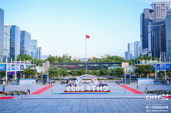 沉浸式體驗高交會IT展上的各類智能終端設備