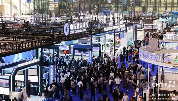 沉浸式體驗高交會IT展上的各類智能終端設備