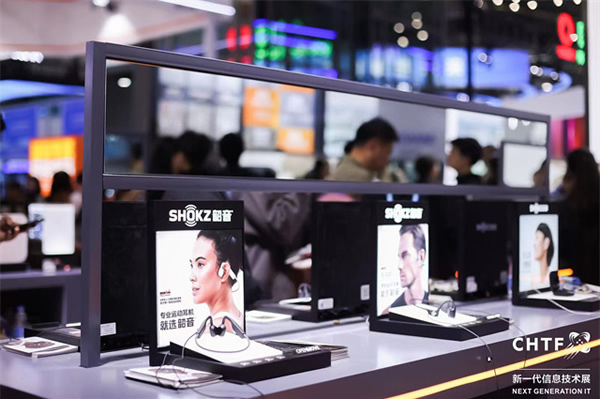 沉浸式體驗高交會IT展上的各類智能終端設備