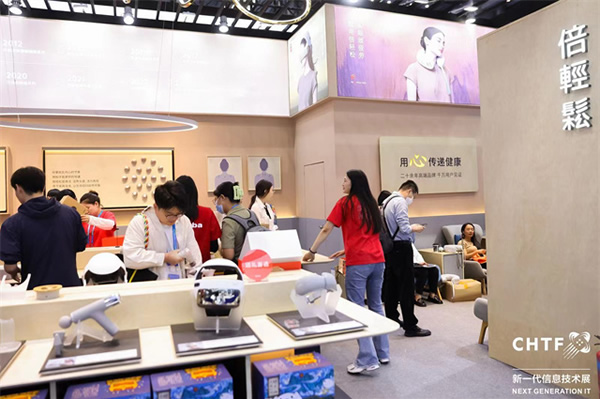 沉浸式體驗高交會IT展上的各類智能終端設備