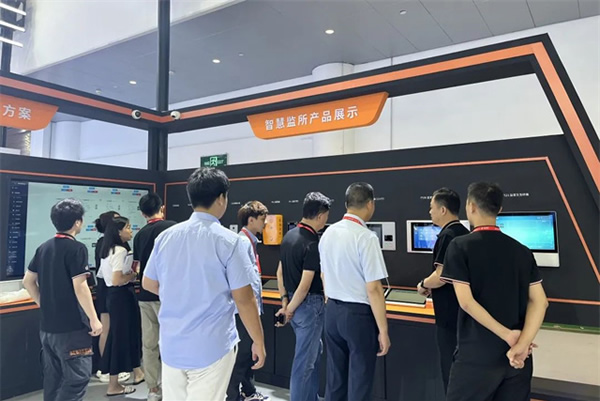 狄耐克亮相警安法務科技展,重磅嘉賓蒞臨添彩 狄耐克亮相警安法務科技展,重磅嘉賓蒞臨添彩