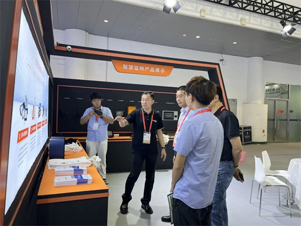 狄耐克亮相警安法務科技展,重磅嘉賓蒞臨添彩 狄耐克亮相警安法務科技展,重磅嘉賓蒞臨添彩