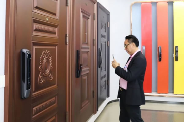 粵港澳大灣區企業家總商會蒞臨皇家金盾智能鎖參觀_6