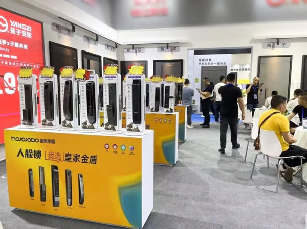 成都建博會(huì)開幕第一天,皇家金盾智能鎖成為人氣王_1