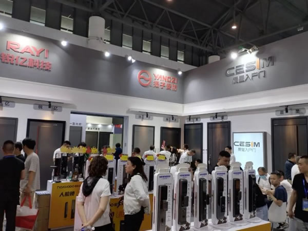 成都建博會(huì)開幕第一天,皇家金盾智能鎖成為人氣王_4