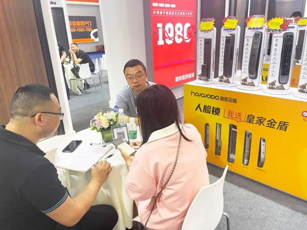 成都建博會(huì)開幕第一天,皇家金盾智能鎖成為人氣王_5