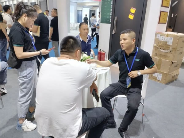 成都建博會(huì)開幕第一天,皇家金盾智能鎖成為人氣王_6