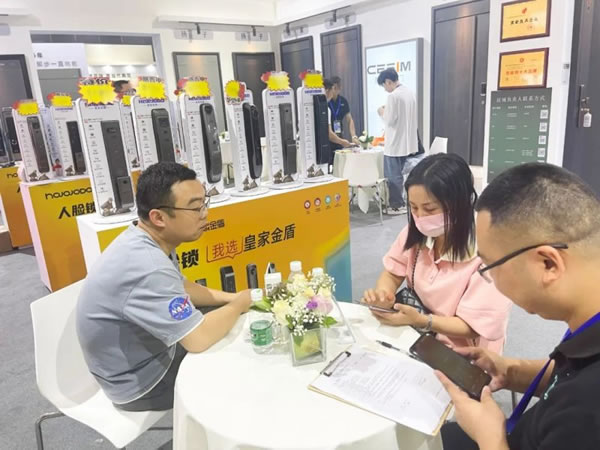 成都建博會(huì)開幕第一天,皇家金盾智能鎖成為人氣王_7