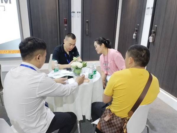 成都建博會(huì)開幕第一天,皇家金盾智能鎖成為人氣王_8