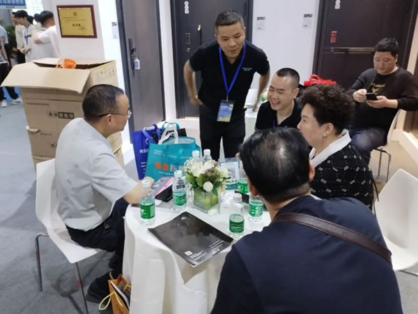 成都建博會(huì)開幕第一天,皇家金盾智能鎖成為人氣王_9