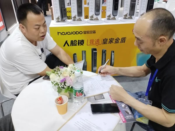 成都建博會(huì)開幕第一天,皇家金盾智能鎖成為人氣王_10