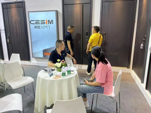 成都建博會(huì)開幕第一天,皇家金盾智能鎖成為人氣王_11