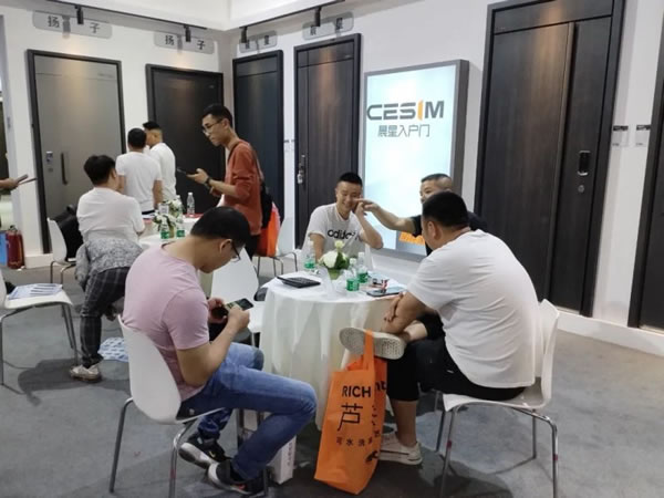 成都建博會(huì)開幕第一天,皇家金盾智能鎖成為人氣王_12