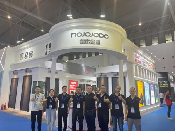 成都建博會(huì)開幕第一天,皇家金盾智能鎖成為人氣王_13