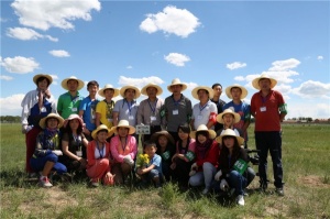 百德帶領大家伙植樹